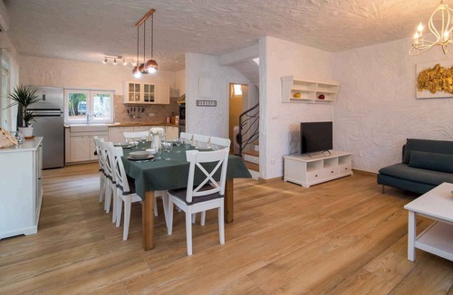 Risika House | Holiday home with pool and billiard
