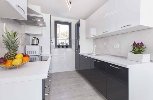 Bartici House | Holiday home with pool for 6 people