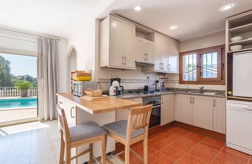 Vidreres House | Holiday Home with Private Pool, Private Terrace, and Wi-Fi