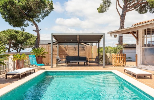 Vidreres House | Holiday Home with Private Pool, Private Terrace, and Wi-Fi