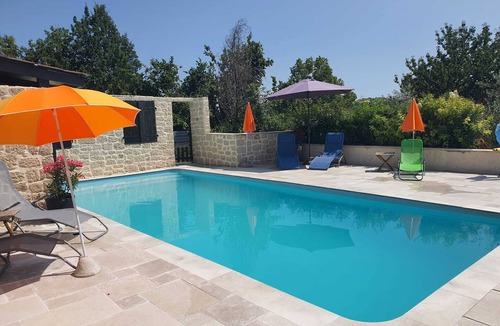 Montfermier House | Holiday home with swimming pool for 4-5 people in a quiet location
