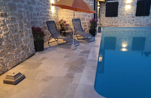 Montfermier House | Holiday home with swimming pool for 4-5 people in a quiet location