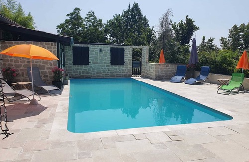 Montfermier House | Holiday home with swimming pool for 4-5 people in a quiet location