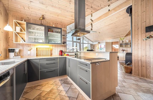 Frostrup House | Holiday home with spa and sauna, just 200 meters from the North Sea.