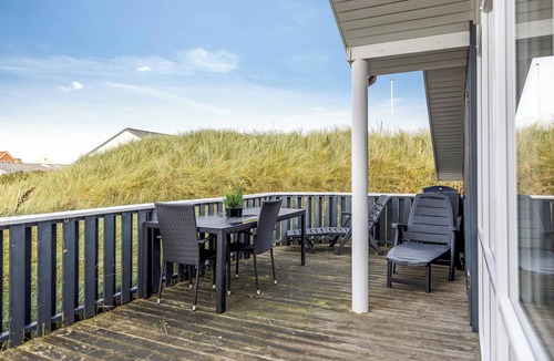 Frostrup House | Holiday home with spa and sauna, just 200 meters from the North Sea.