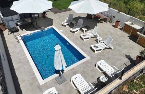 Murine House | Holiday home with swimming pool, garden, barbecue, internet and parking