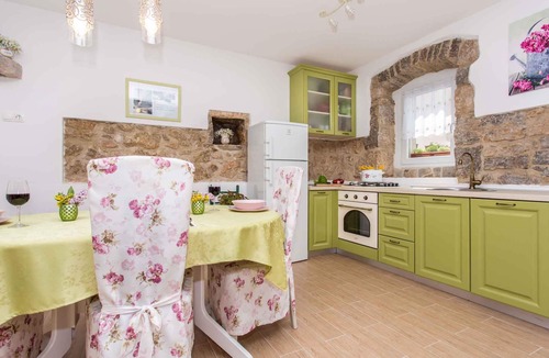 Milohnici House | Holiday home with terrace and barbecue
