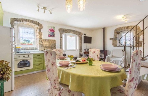 Milohnici House | Holiday home with terrace and barbecue