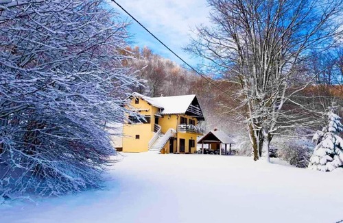 Karlobag House | Holiday Home with Three Bedrooms and Garden