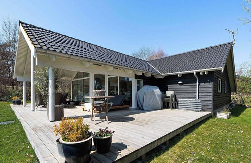 Vejby House | Holiday home within walking distance to the water
