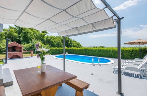 Murvica House | Holiday house Flora with pool and spacious yard