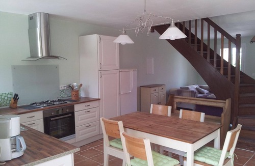 Villautou House | Holiday House in Villautou with Private Parking and Mountain View