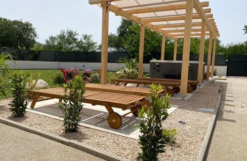 Neoric House | Holiday house Ivan 2 with heated pool