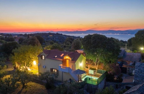 Skrip House | Holiday house Niksi - with pool: - Skrip, Island Brac, Croatia