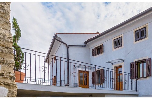 Pican House | Holiday House Panorama with shared pool/Apartment A2
