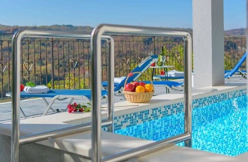 Pican House | Holiday House Panorama with shared pool/Apartment A2