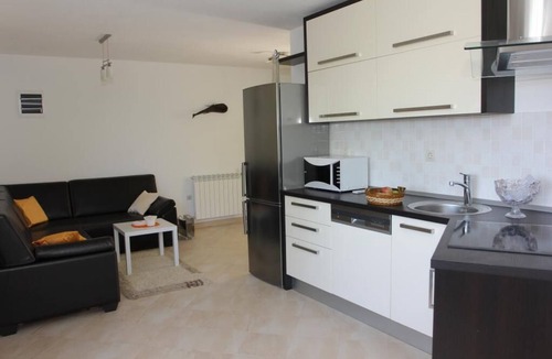 Nerezise House | Holiday House Pine Tree - Three Bedroom Holiday Home with Pool