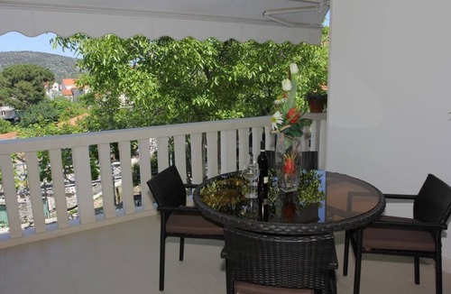 Nerezise House | Holiday House Pine Tree - Three Bedroom Holiday Home with Pool