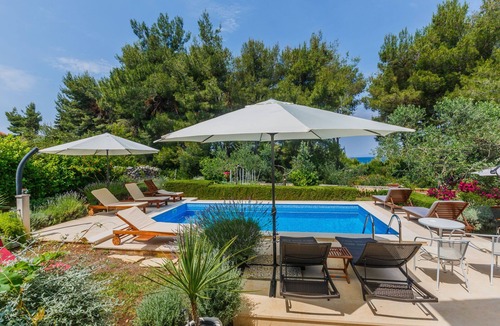 Mirce House | Holiday house Sanda - with pool : - Mirca, Island Brac, Croatia