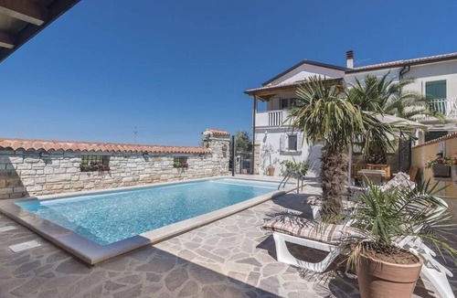 Savudrija House | Holiday house with a heated pool and a sea view