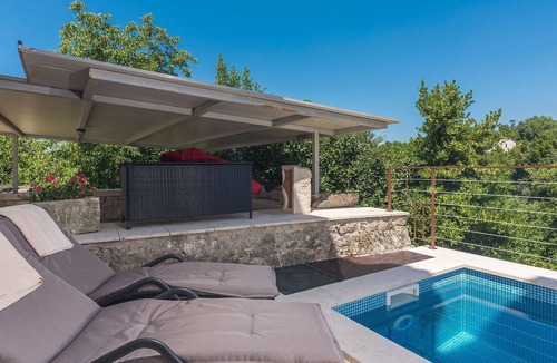 Pican Villa | Holiday house with small heated pool and grill terrace in an idyllic location.