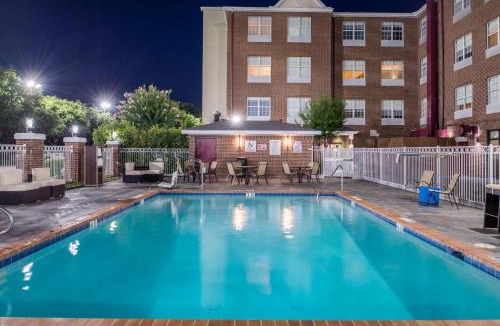 Addison Hotel | Holiday Inn and Suites Addison by IHG