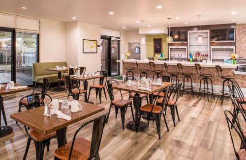 Addison Hotel | Holiday Inn and Suites Addison by IHG