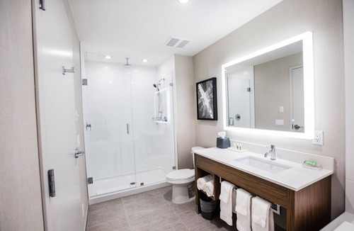 Southeast Calgary Hotel | Holiday Inn Calgary South Conference Center by IHG