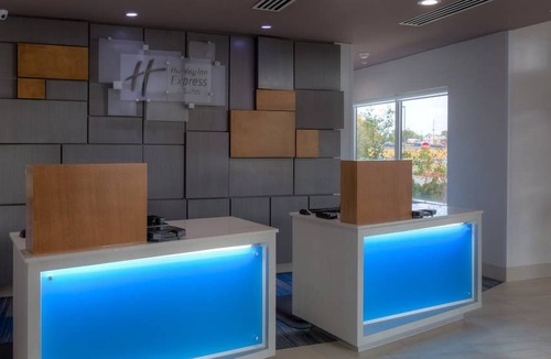 Tulsa Hotel | Holiday Inn Express & Suites Tulsa Midtown, an IHG Hotel