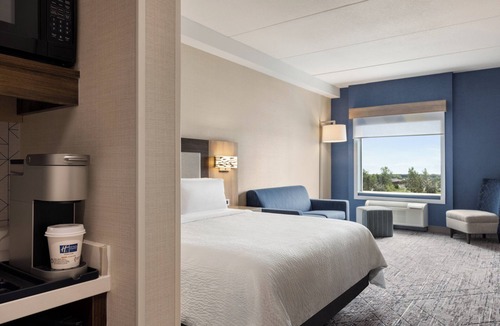 Strathroy Hotel | Holiday Inn Express Strathroy by IHG