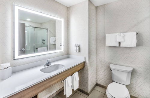 Colorado Springs Hotel | Holiday Inn Express & Suites Colorado Springs First & Main by IHG