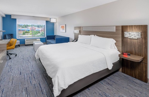 Colorado Springs Hotel | Holiday Inn Express & Suites Colorado Springs First & Main by IHG