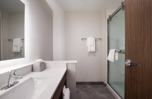Hoffman Estates Hotel | Holiday Inn Express & Suites Chicago - Hoffman Estates by IHG