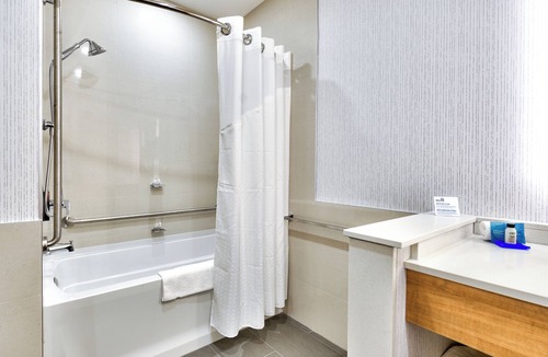 Trois-Rivieres Ouest Hotel | Holiday Inn Express & Suites Trois Rivieres Ouest by IHG