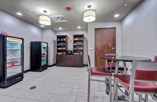 Oklahoma City Hotel | Holiday Inn Express and Suites Oklahoma City North by IHG