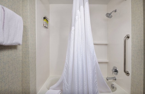 Lockport Hotel | Holiday Inn Express Amherst - Lockport by IHG
