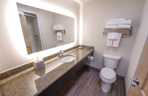 Springfield Hotel | Holiday Inn Express and Suites Springfield Medical District by IHG