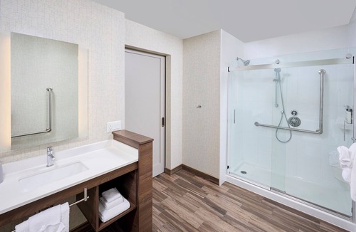 Brantford Hotel | Holiday Inn Express and Suites Brantford by IHG