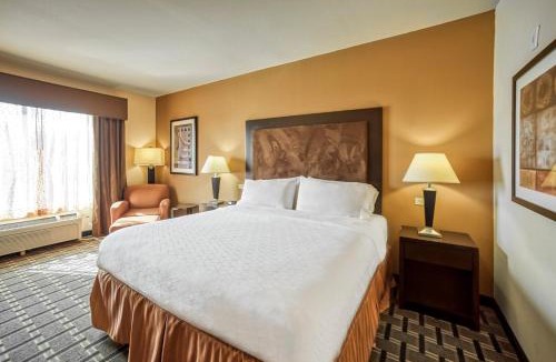 Beeville Hotel | Holiday Inn Express and Suites Beeville by IHG