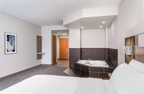 Edinburgh Hotel | Holiday Inn Express and Suites Columbus Edinburgh by IHG