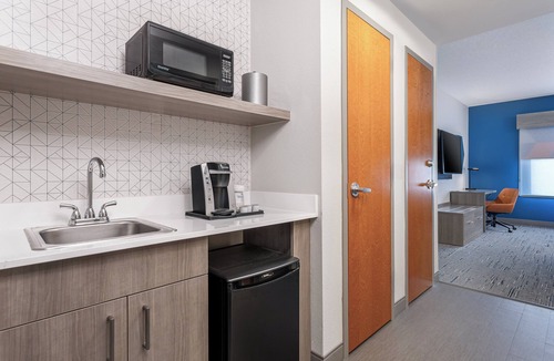 Edinburgh Hotel | Holiday Inn Express and Suites Columbus Edinburgh by IHG