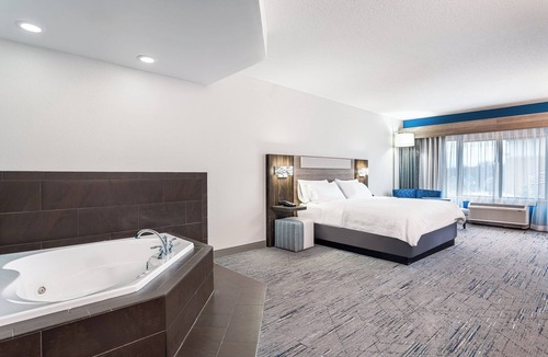 Edinburgh Hotel | Holiday Inn Express and Suites Columbus Edinburgh by IHG
