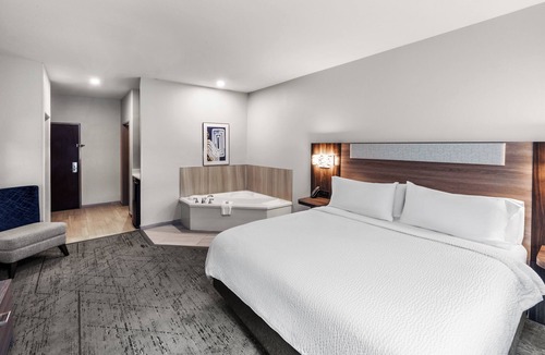 Henderson Hotel | Holiday Inn Express and Suites Henderson by IHG