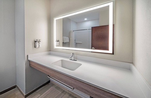 Henderson Hotel | Holiday Inn Express and Suites Henderson by IHG