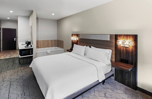 Henderson Hotel | Holiday Inn Express and Suites Henderson by IHG