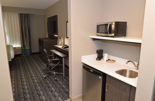 Pasadena Hotel | Holiday Inn Express And Suites Pasadena Houston Southeast by IHG