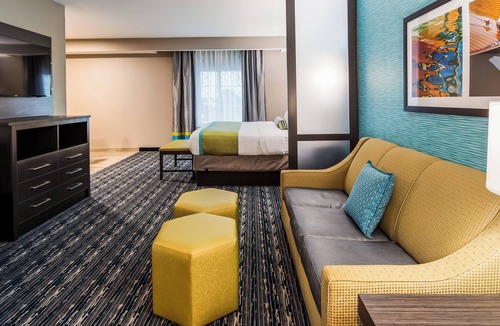 Pasadena Hotel | Holiday Inn Express And Suites Pasadena Houston Southeast by IHG