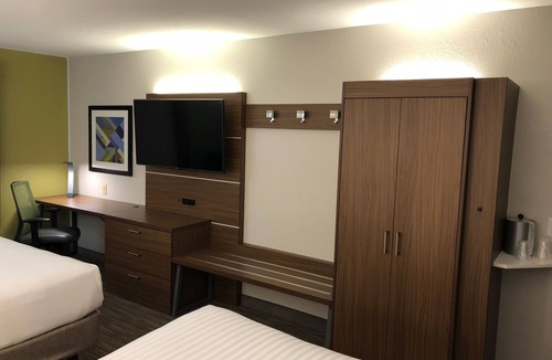 South Arlington Hotel | Holiday Inn Express Arlington by IHG