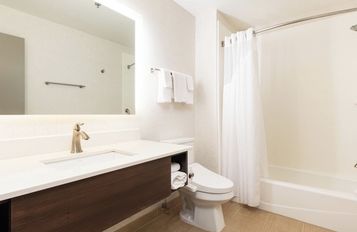 Meridian Hotel | Holiday Inn Express Bellingham by IHG