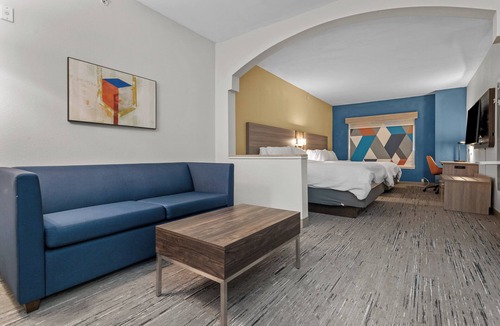 Crockett Hotel | Holiday Inn Express Crockett by IHG